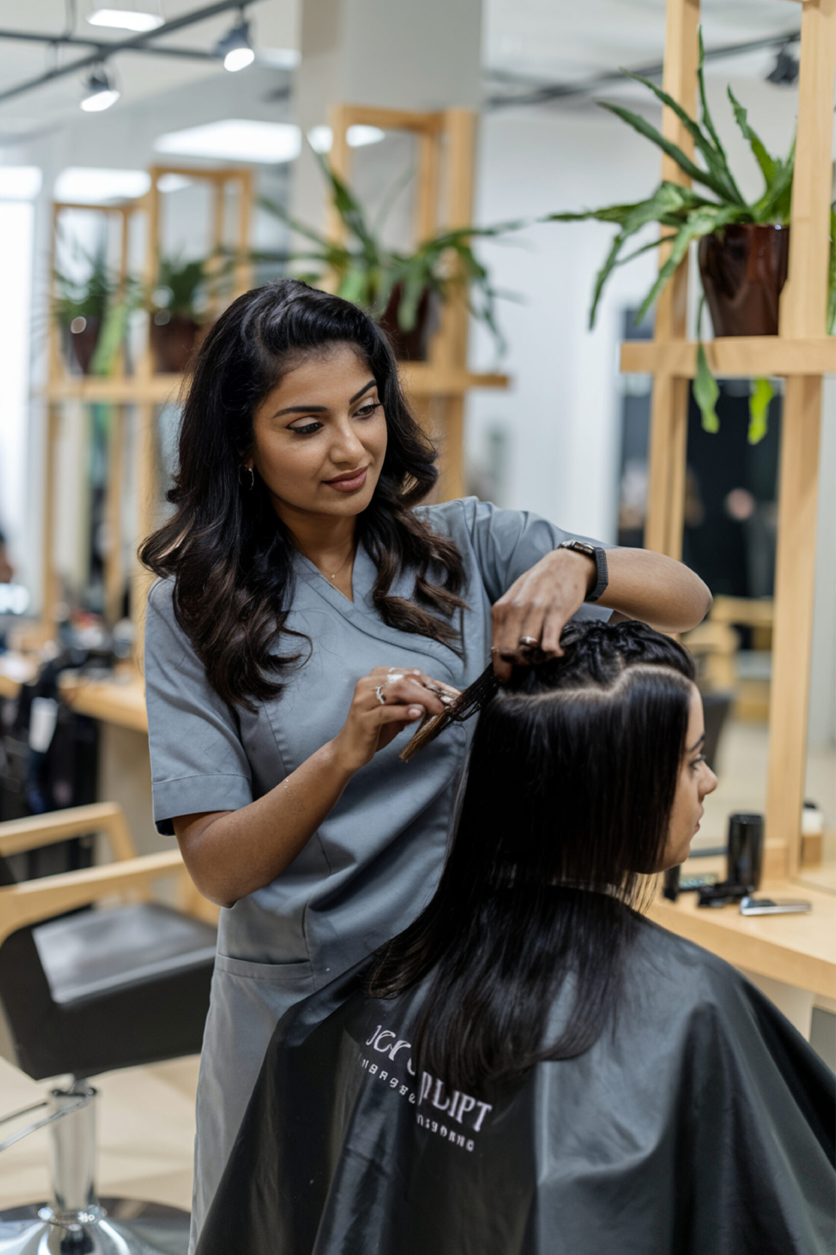 photo women stylist with indian hair working salon scaled
